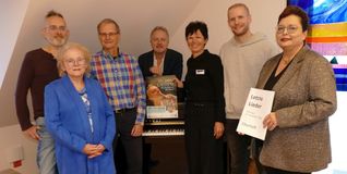 Auf dem Foto im Raum der Stille im „Hospiz der Mitte“ (von links): Stefan Weiller, Monica Wejwar vom Vorstand des Hospizveeins, Kantor Eckhart Böhm, Kantor Ralf Sach, die Pfegedienstleiterin Ismeta Duratovic, Hospizleiter Patrick Schlecht und Pfarrerin Gerlinde Feine.